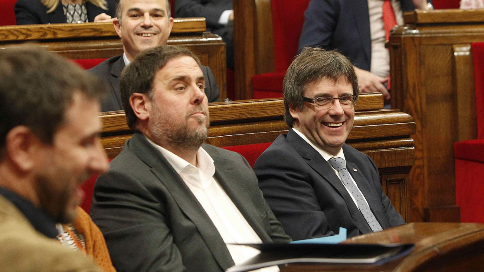 El presidente de la Generalitat, Carles Puigdemont a la derecha y el vicepresidente del Govern, Oriol Junqueras en una sesión de control al Govern
