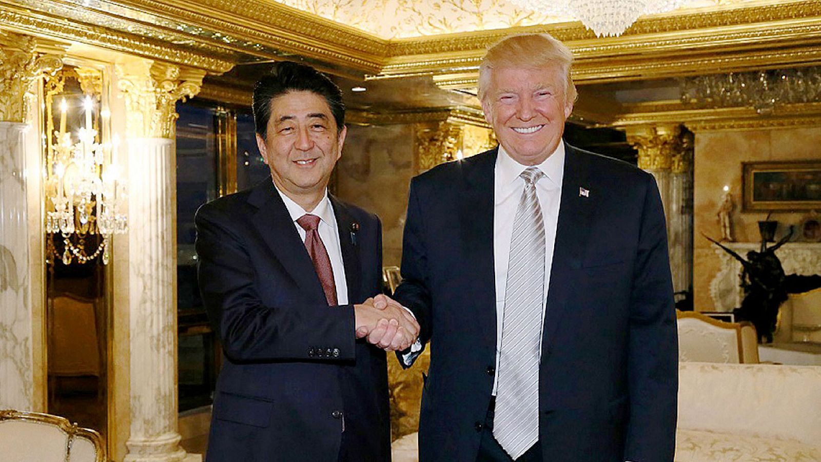 El primer ministro Shinzo Abe saluda a Donald Trump en la lujosa torre de apartamentos del presidente electo en Nueva York.