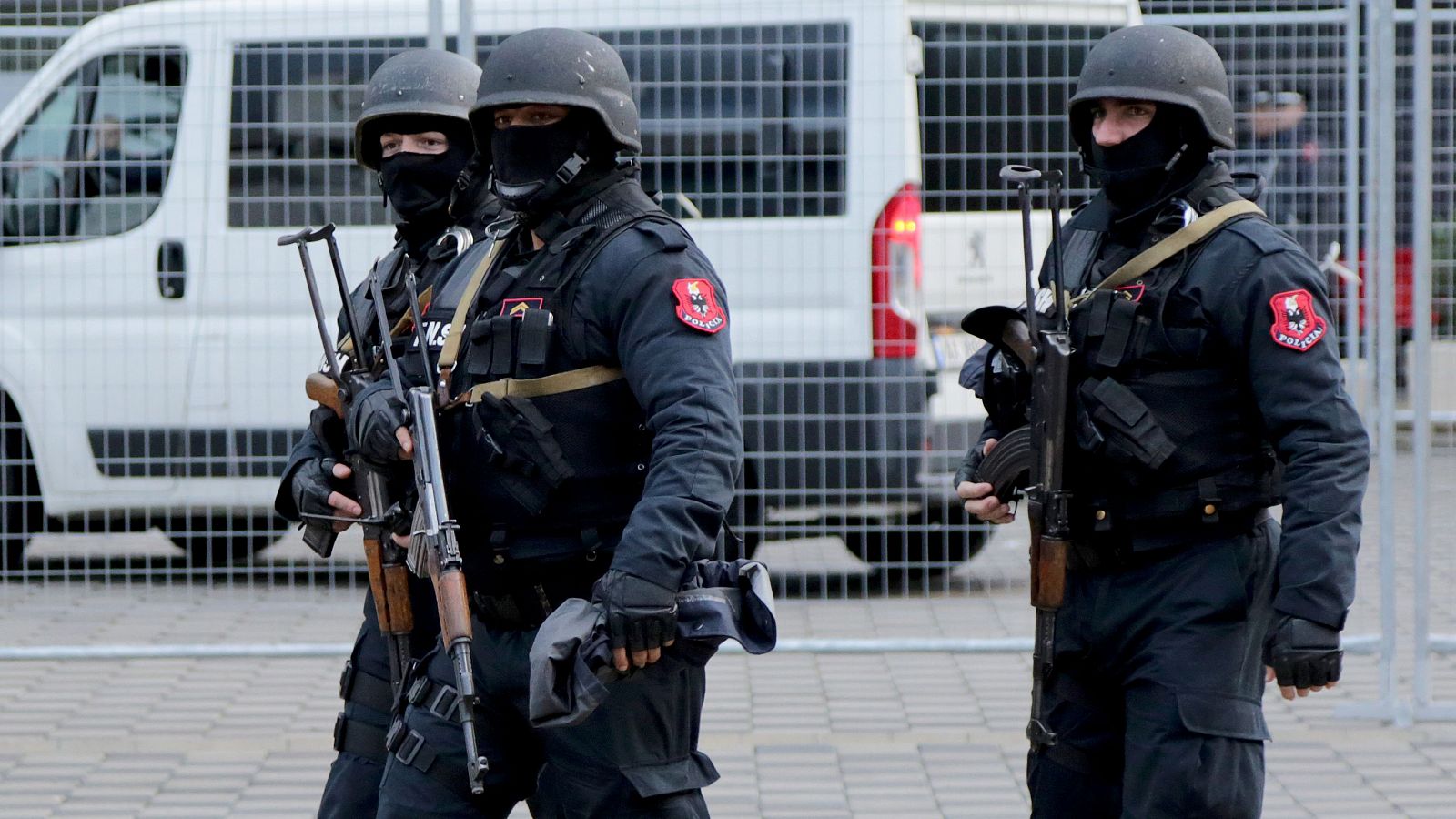Policías albaneses patrullan los alrededores del estadio de Elbassa (Albania)