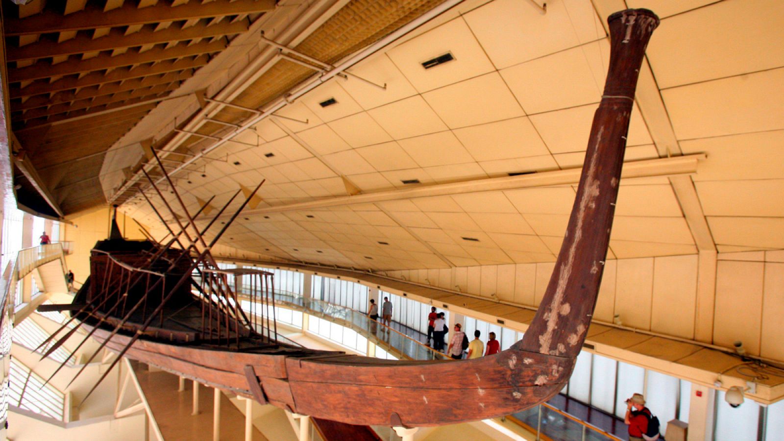 Barca solar de Keops, expuesta en el Museo de la Barca Solar, en la explanada de las pirámides en Giza (Egipto).