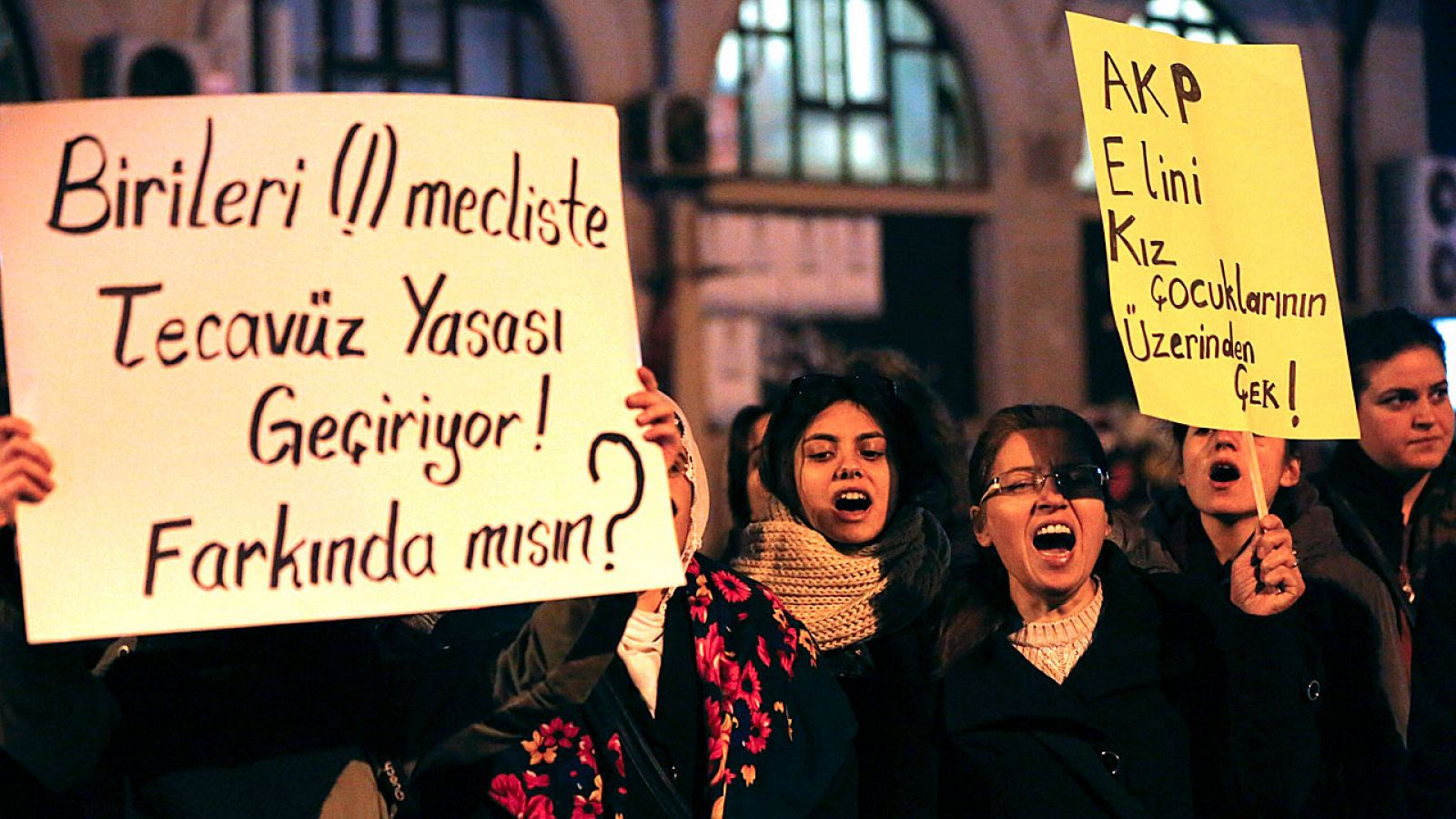 Varias mujeres se manifiestan este viernes con pancartas en las que se puede leer 'AKP (el partido gobernante), quédate lejos de las niñas' en Estambul.