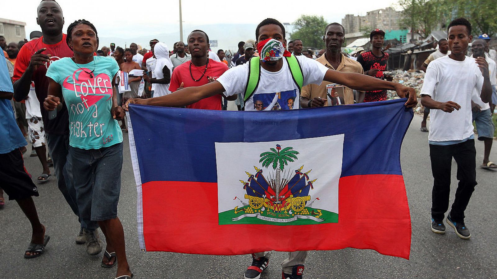 Seguidores de la candidata Maryse Narcisse, del partido Lavalas, asisten a una marcha de cierre de campaña dos días antes de las elecciones presidenciales, en Puerto Príncipe (Haití). EFE/Alejandro Ernesto