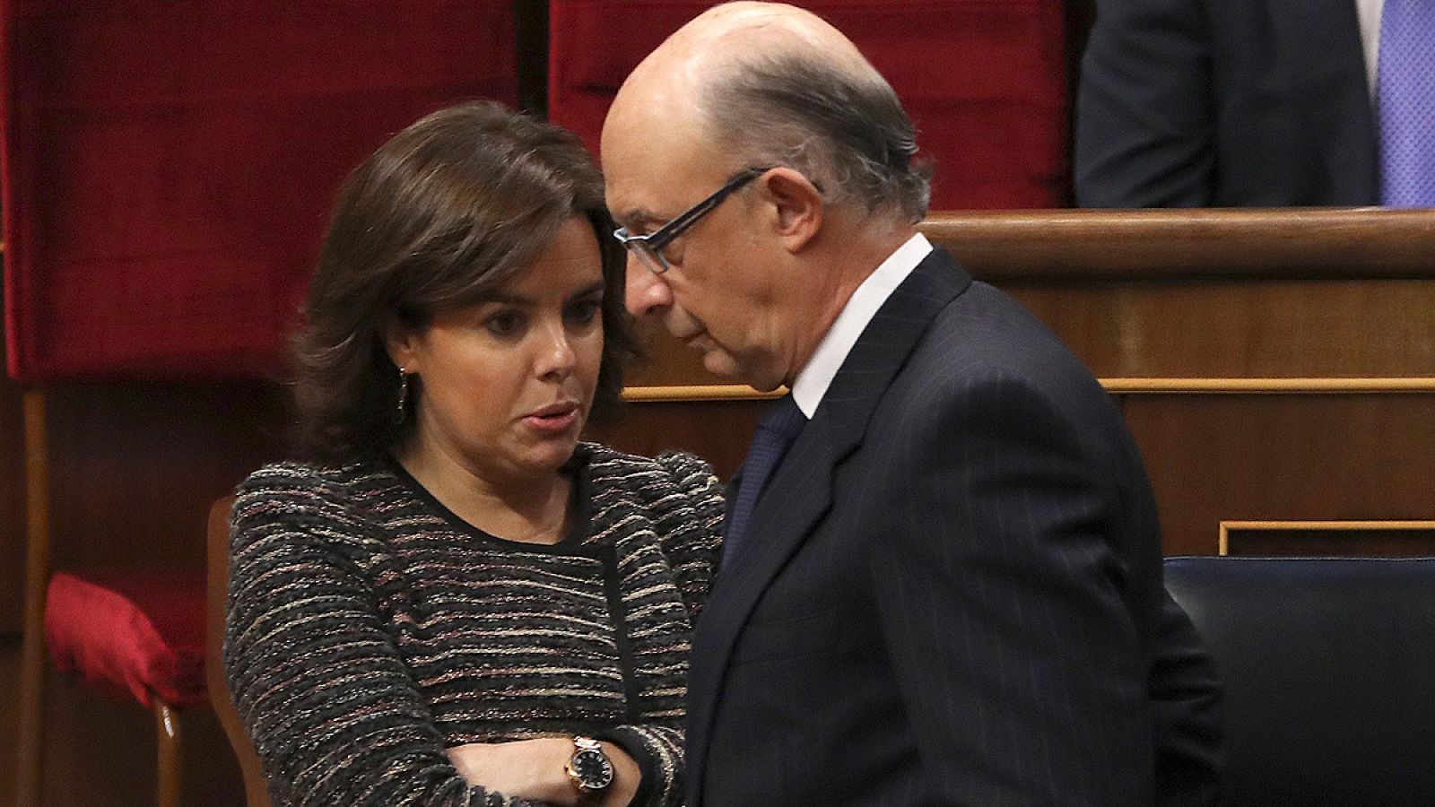 El ministro de Hacienda y Administraciones Públicas, Cristobal Montoro, y la vicepresidenta del Gobierno, Soraya Sáenz de Santamaría.