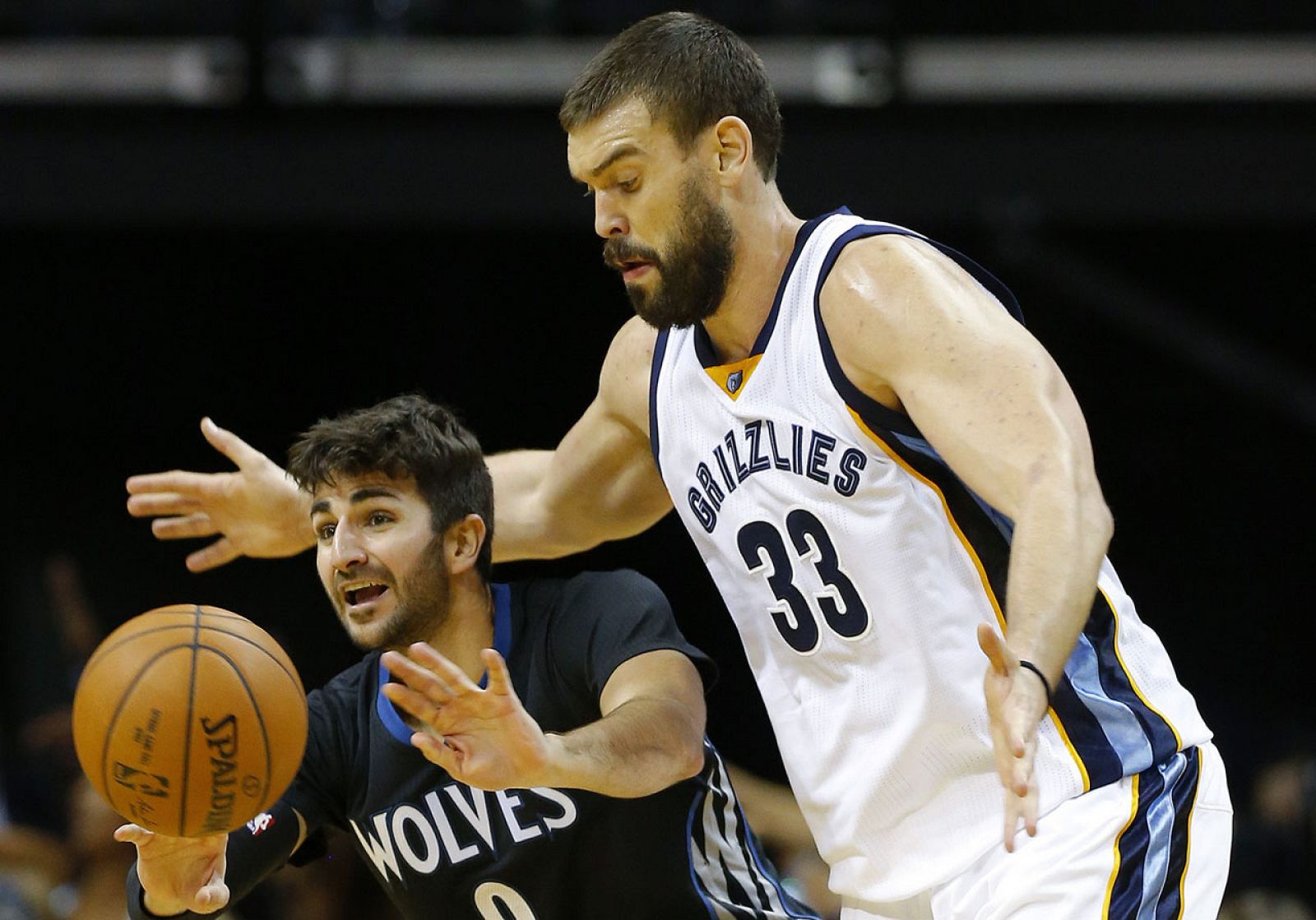 Marc Gasol, de los Memphis Grizzlies, en acción ante Ricky Rubio de Minnesota Timberwolves, en Memphis, Tennessee (Estados Unidos). EFE/Mike Brown