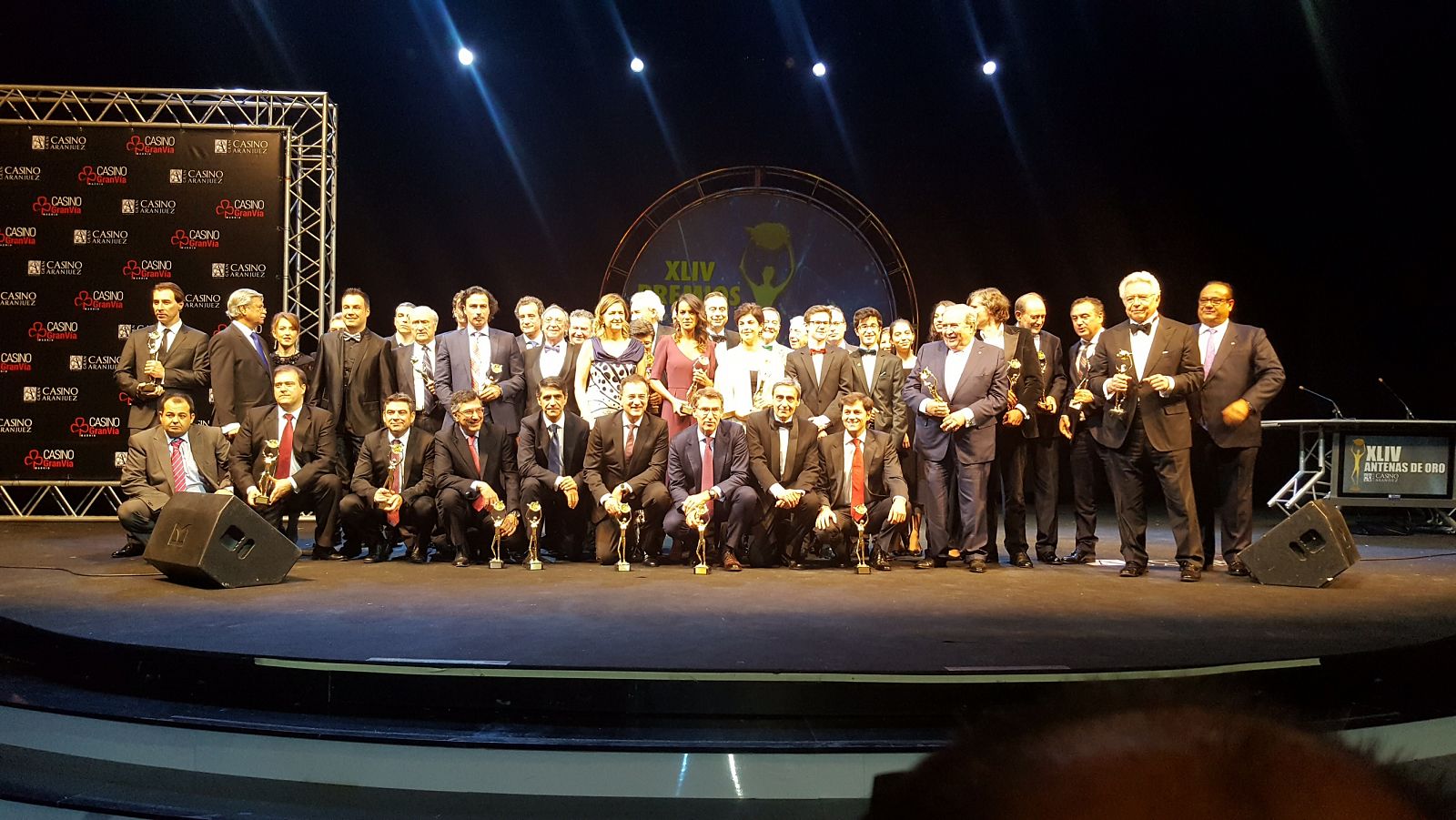 Foto de familia de los premiado con las Antenas de Oro 2016