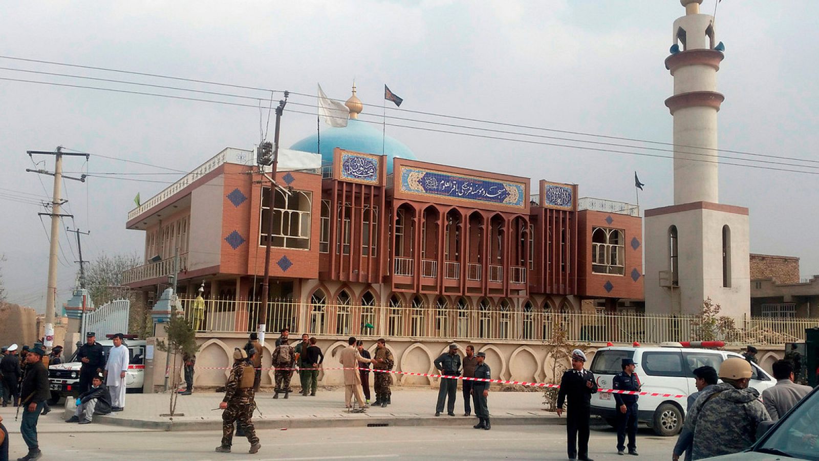 Fuerzas de seguridad afganas ante la mezquita chií atacada por un suicida en Kabul, el 21 de noviembre de 2016. REUTERS/Omar Sobhani