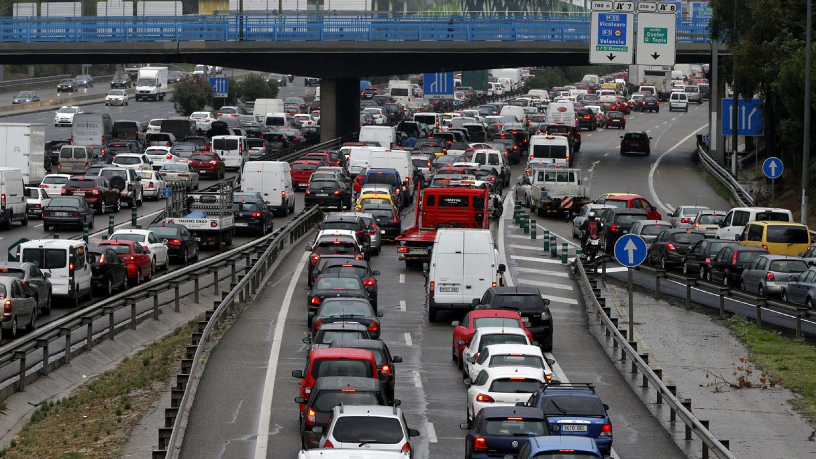 El tráfico en los principales accesos a Madrid se ha visto congestionado a consecuencia de varios accidentes leves y la lluvia.