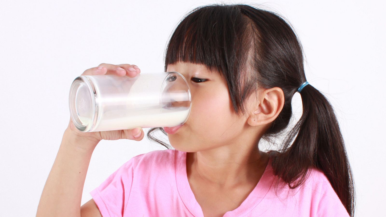 La leche con mayor contenido de grasa contiene más vitamina D.