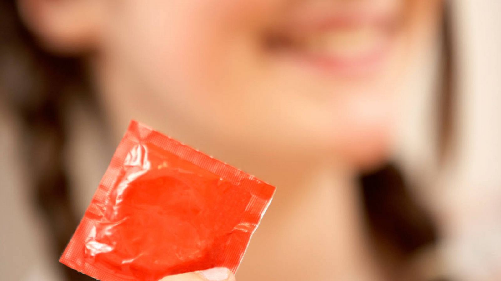 Los expertos recomiendan el uso de preservativos en las relaciones orales.