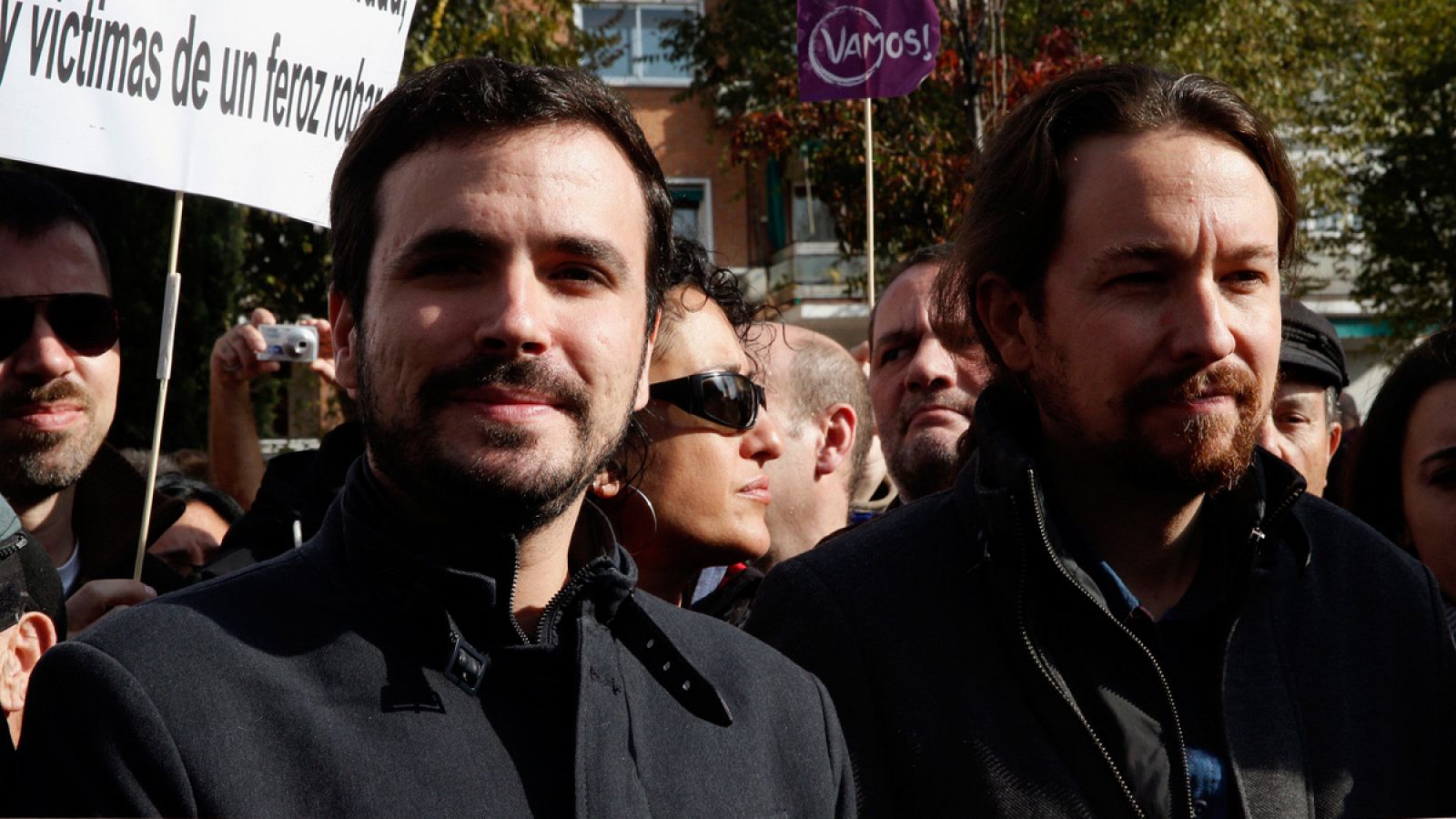 El coordinador federal de IU, Alberto Garzón, junto al secretario general de Podemos, Pablo Iglesias, en una concentración contra la pobreza energética