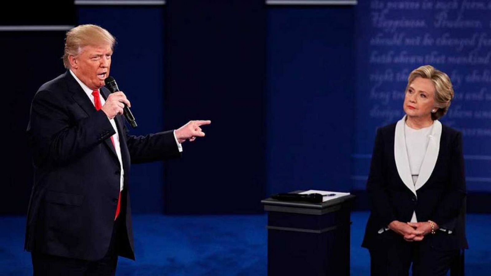 Donald Trump señala a Hillary Clinton durante el segundo debate entre ambos