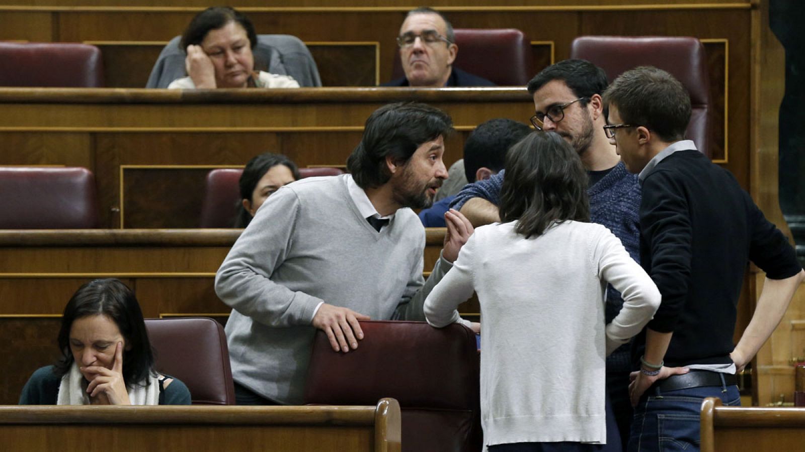 Los diputados de Unidos Podemos conversan durante el pleno del Congreso de los Diputados