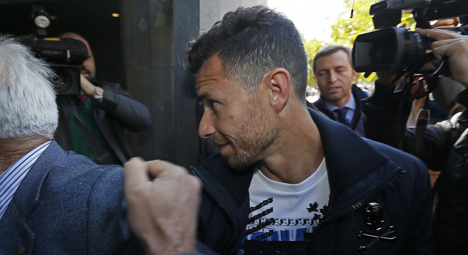 El delantero del Real Betis Rubén Castro (d), acompañado por su abogado a la llegada a los juzgados de Sevilla.