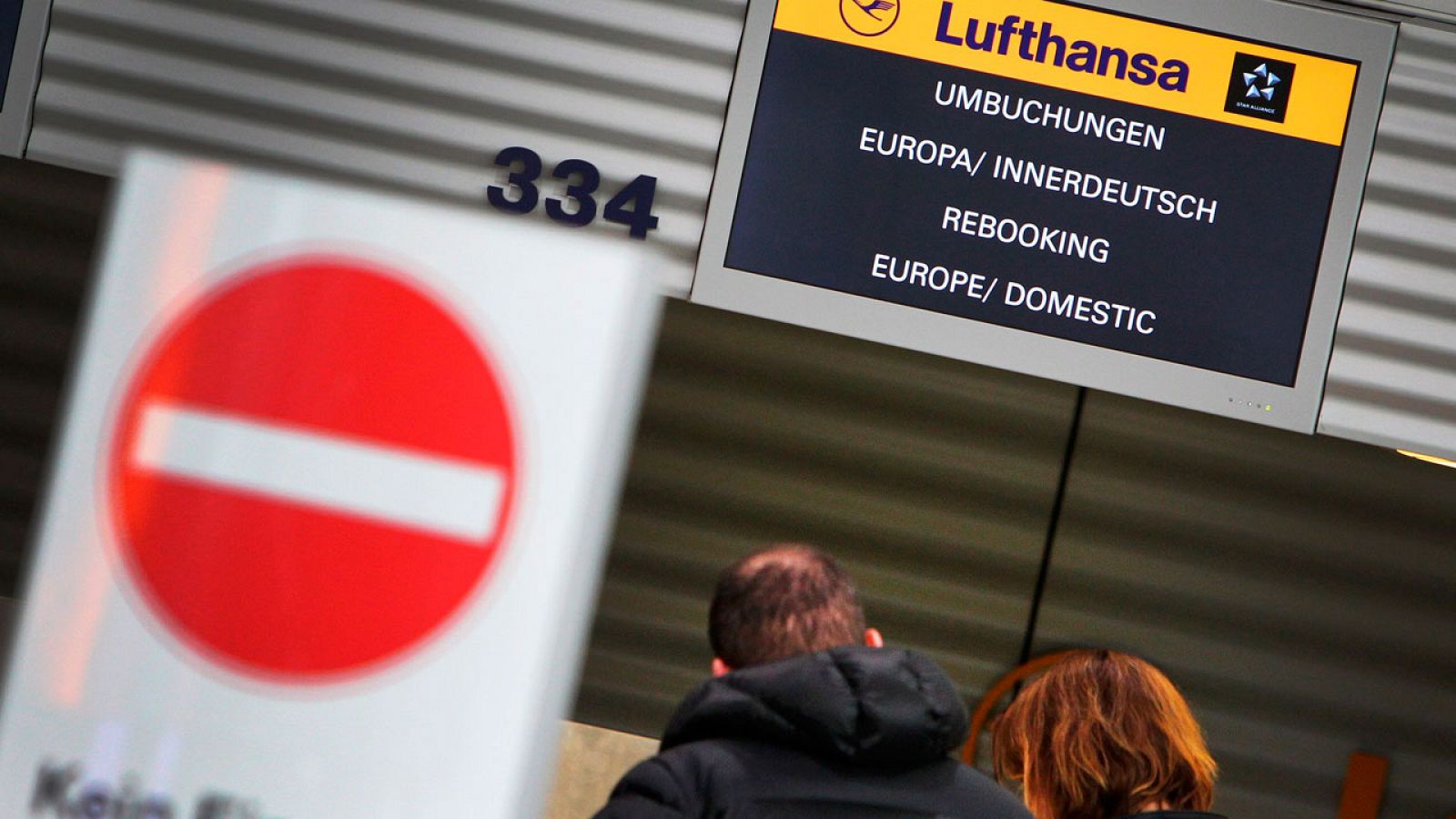 Dos pasajeros esperan a ser reubicados por la huelga de Lufthansa en el aeropuerto de Frankfurt