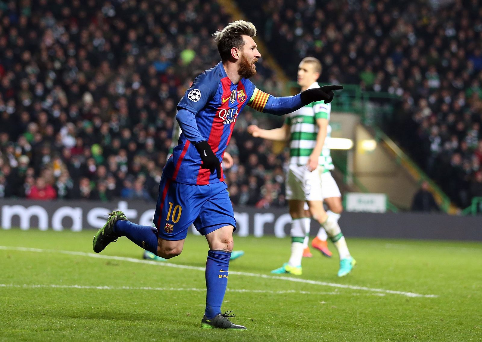 Messi celebra después de anotar un gol ante el Celtic.