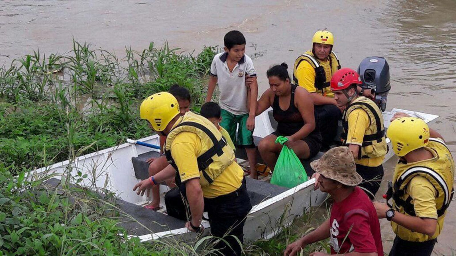Miles de personas están siendo evacuadas en Costa Rica a causa del huracán Otto.