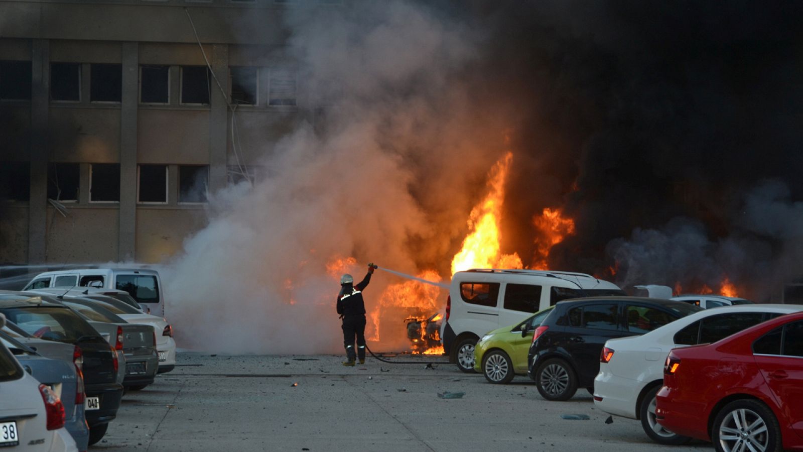 Bomberos extinguen el fuego tras el atentado con coche bomba en la ciudad turca de Adana