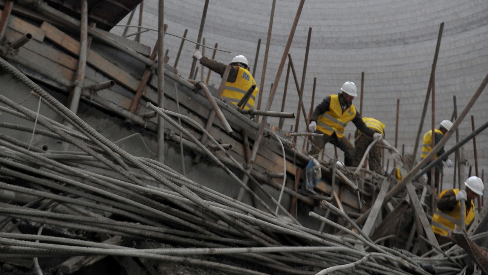 Trabajadores buscan víctimas entre los restos del andamiaje desplomado en una central eléctrica en Jianxi, China