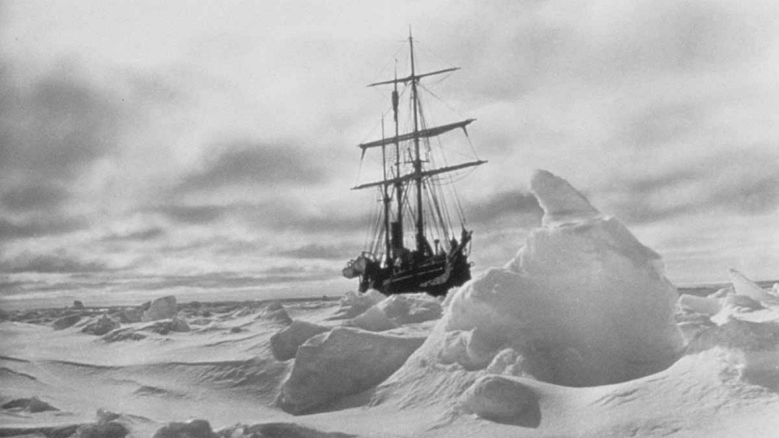 Imagen del Endurance de Ernest Shackleton aprisionado en el hielo antártico.