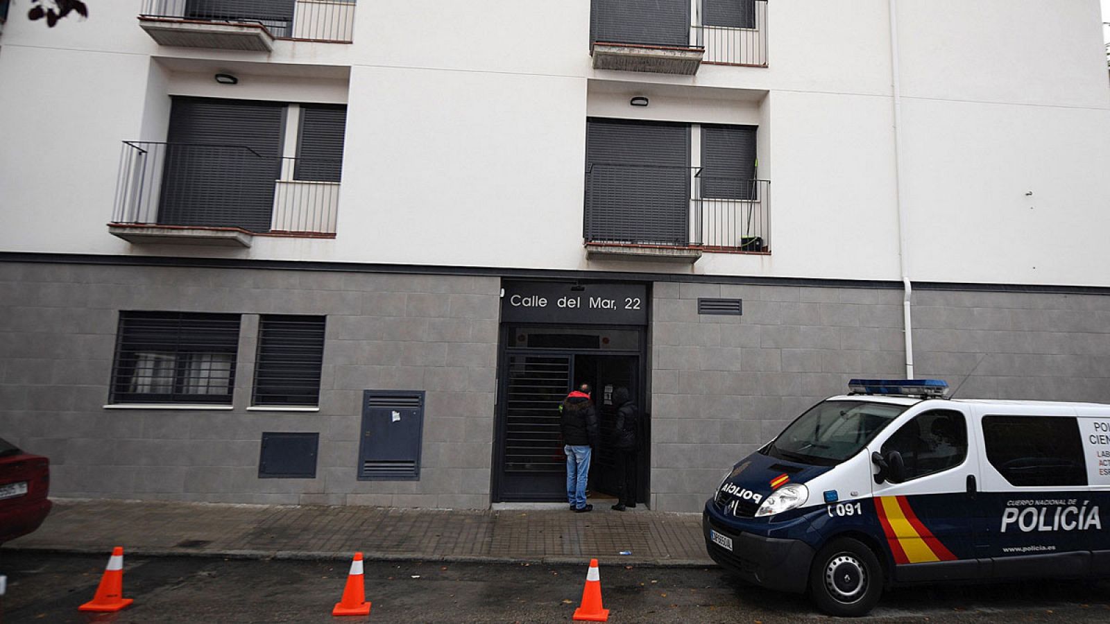Un coche de la policía nacional en la vivienda de la localidad madrileña de Aranjuez donde una mujer de 40 años ha matado presuntamente a su hija de 5 años y luego se ha suicidado