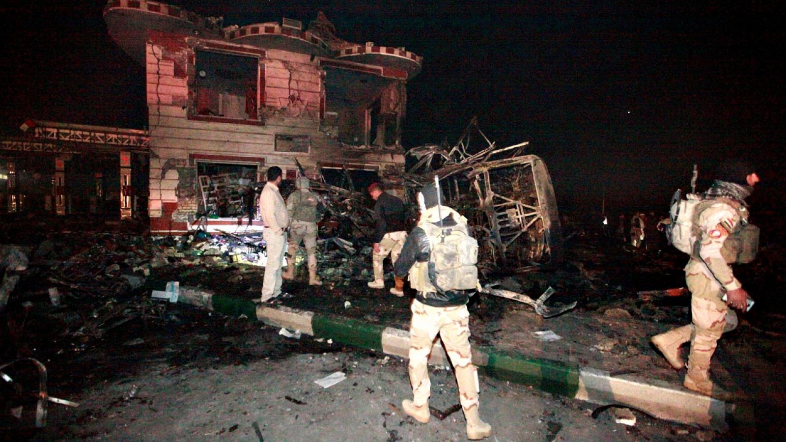 Las fuerzas de seguridad acuden al lugar del atentado con camión bomba cometido en Irak