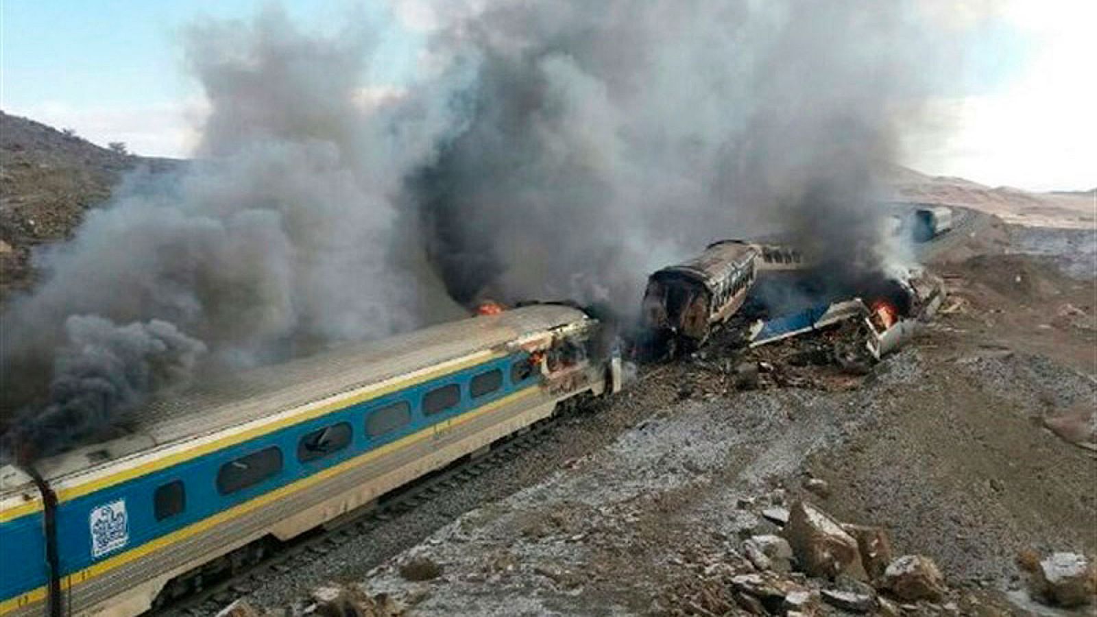 Dos trenes de pasajeros colisionan en Irán causando decenas de muertos