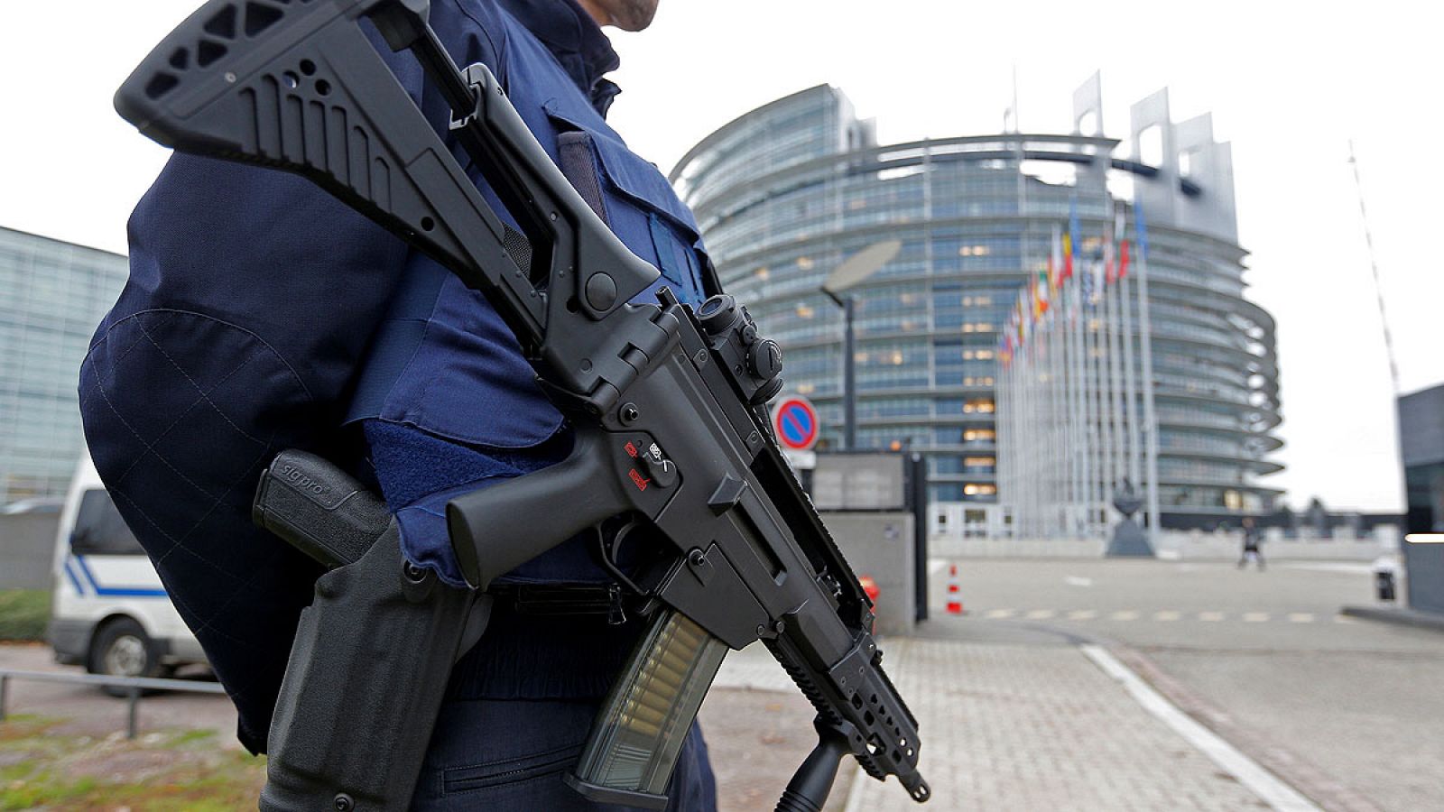Un policía francés monta guardia junto a la sede del Parlamento Europeo en Estrasburgo