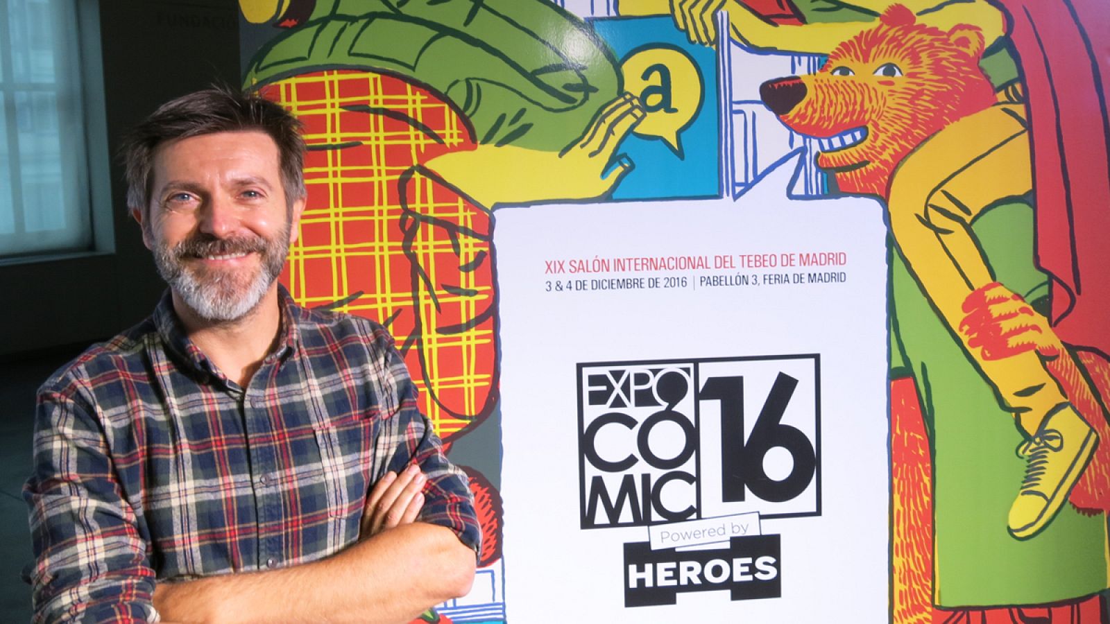 Paco Roca posa junto a su cartel para Expocómic 2016