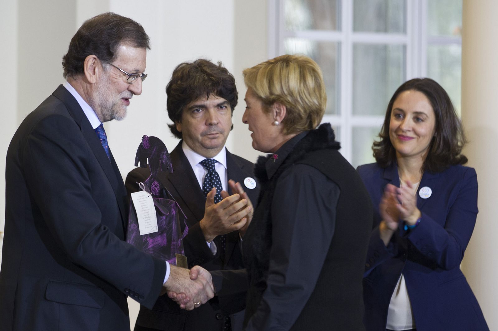 El Presidente del Gobierno, Mariano Rajoy, hace entrega del Premio a Marta Pastor, reconocida en el Día Internacional para la Eliminación de la Violencia sobre la Mujer
