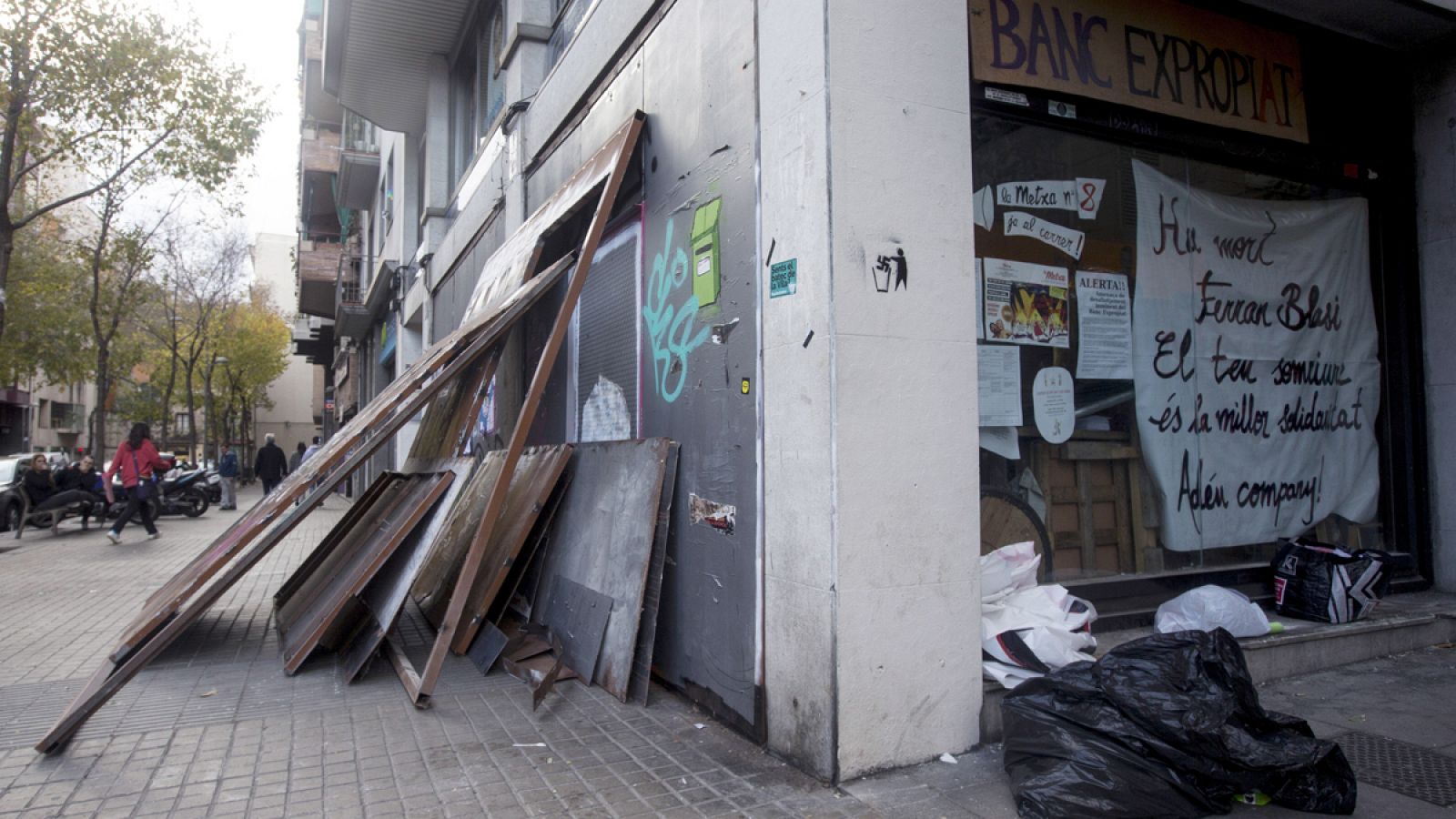 El colectivo okupa vuelve a entrar en el "Banco Expropiado" del barcelonés barrio de Gracia.