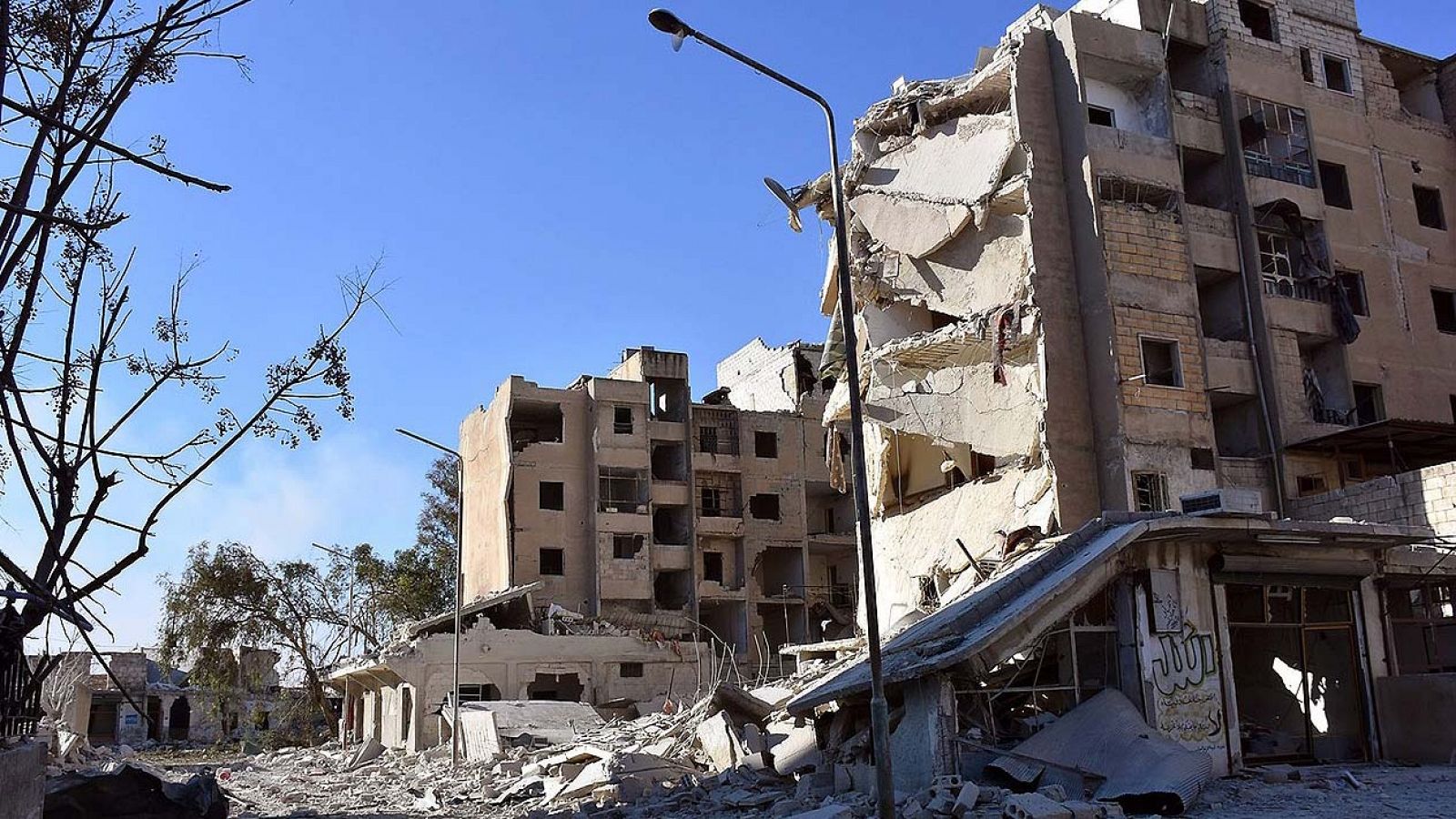 Imagen facilitada por la agencia oficial siria SANA de edificios dañados en el barrio de Masaken Hanano, en Alepo, el 27 de diciembre de 2016