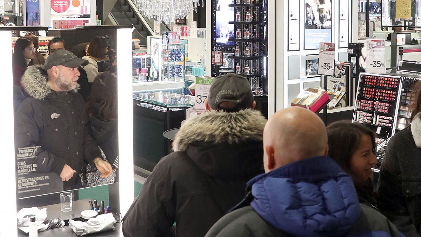 Imágenes de consumidores en un centro comercial