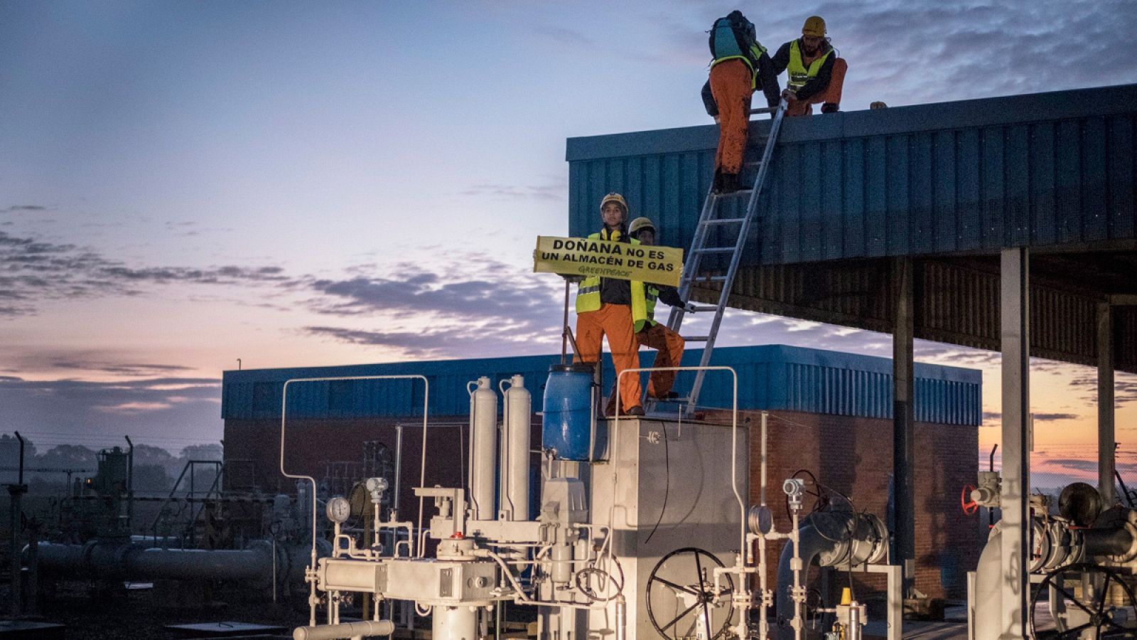 Activistas de Greenpeace, en el acto de protestas en las instalaciones de Gas Natural en Doñana