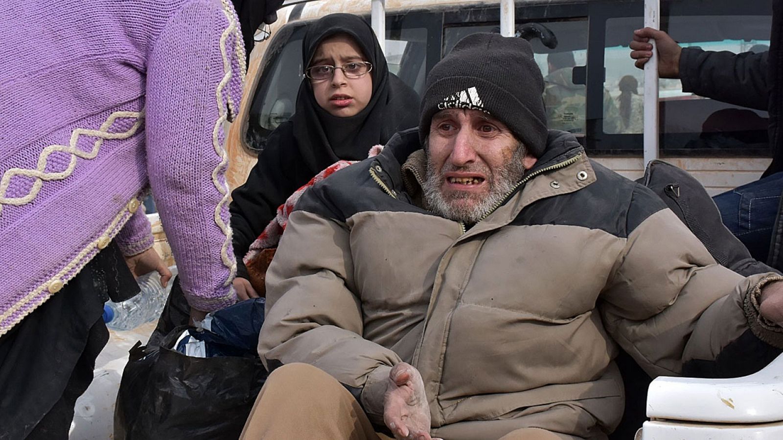 Familias sirias huyen de los combates en el este de la ciudad siria de Alepo.