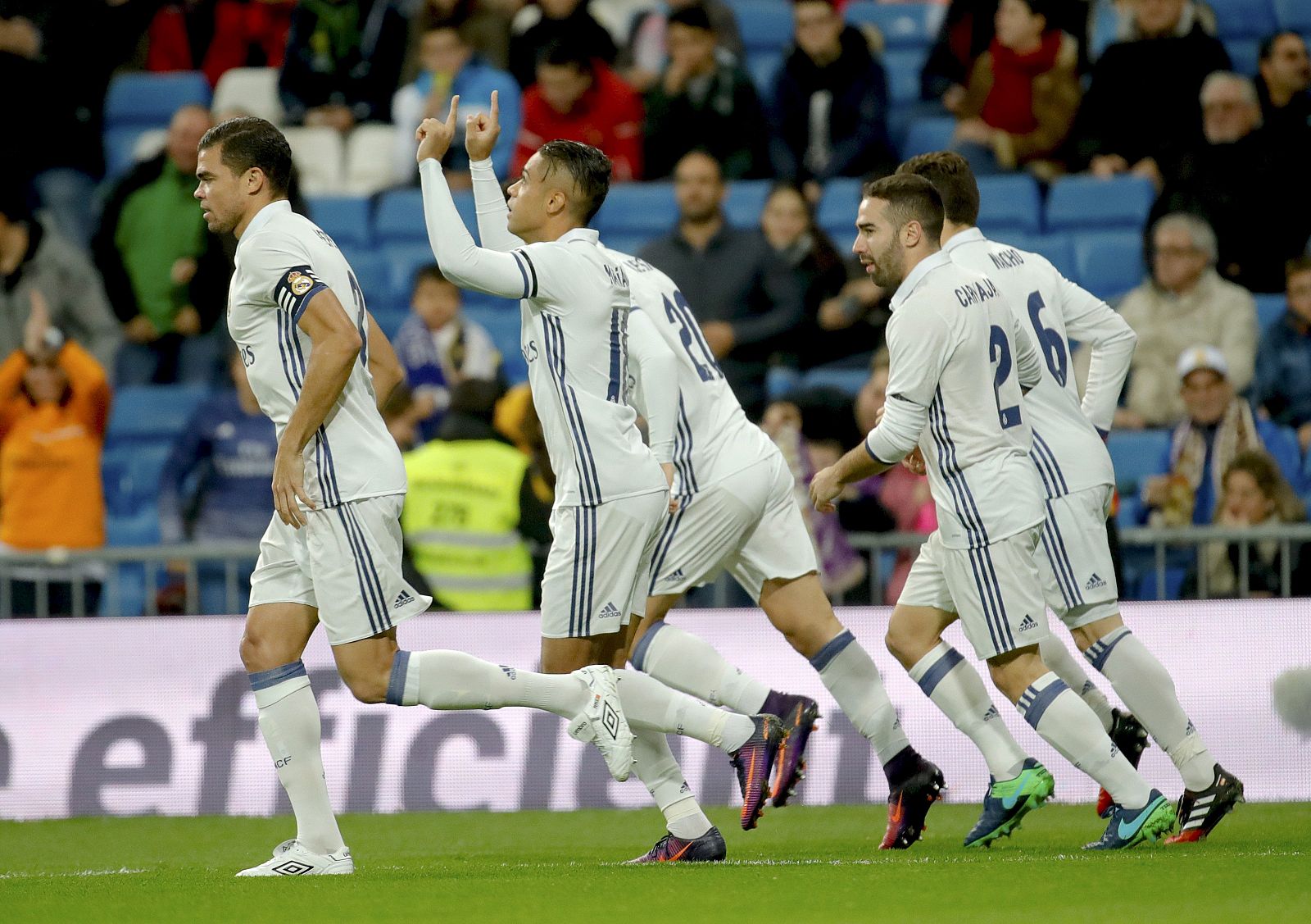 El delantero dominicano del Real Madrid Mariano Díaz celebra el primer gol.