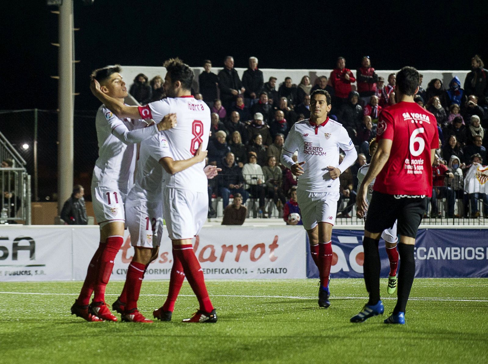 Los jugadores del Sevilla FC celebran uno de los goles frente al Formentera.