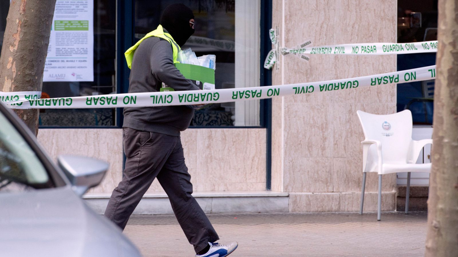 Un guardía civil saca pruebas del piso en Vitoria de un presunto yihadista