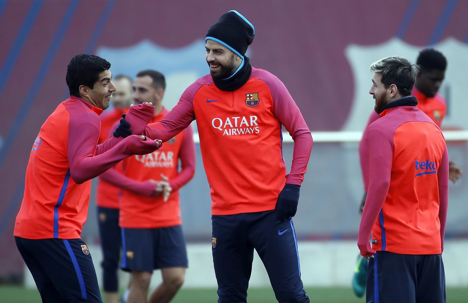 Gerard Piqué habla con sus compañeros durante el entrenamiento.