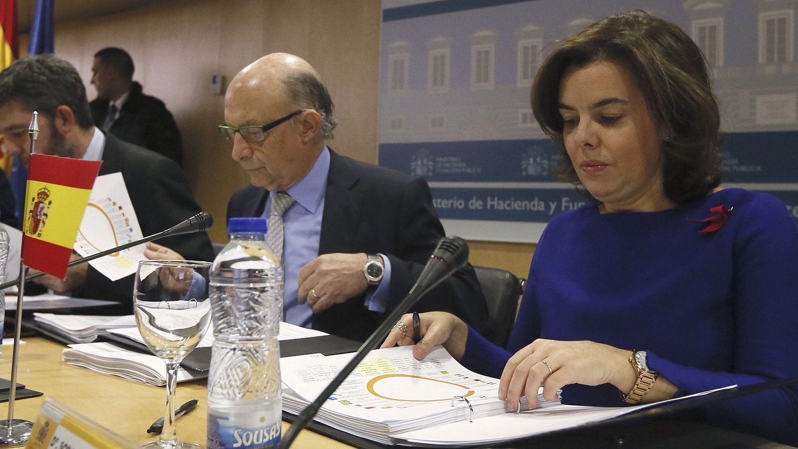 La vicepresidenta del Gobierno, Soraya Sáenz de Santamaria, y el ministro de Hacienda, Cristóbal Montoro
