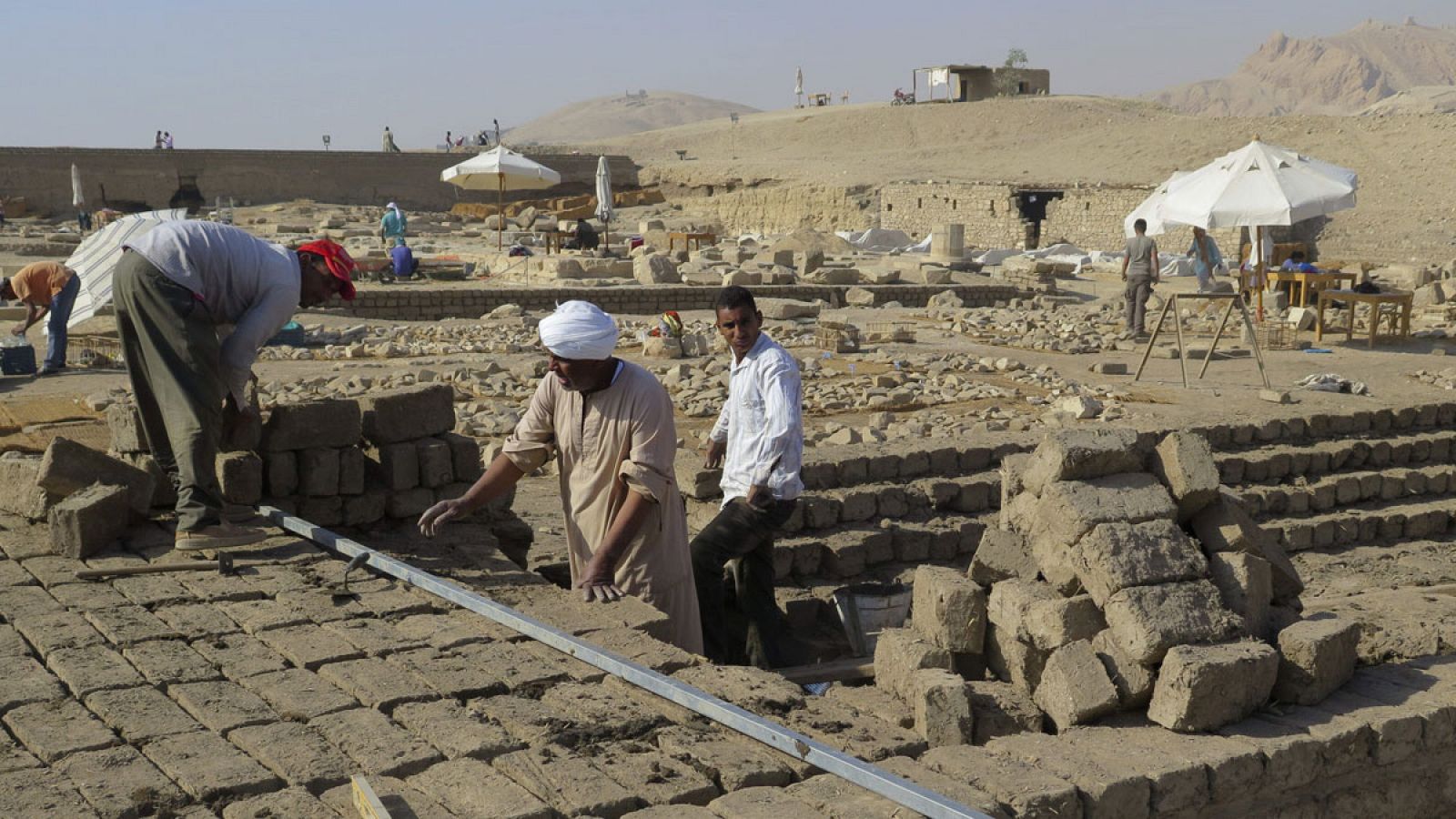 Imagen de enero de 2015 en la que se observa los trabajos en el proyecto arqueólogico del templo funerario del faraón Tutmosis III (1490-1436 a.C.) en Luxor (Egipto).