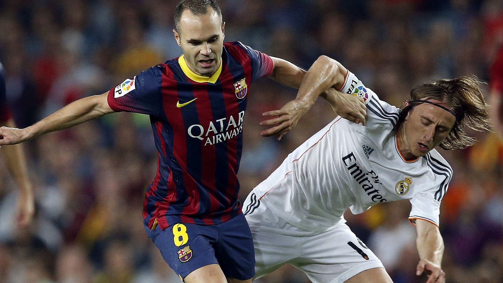 Iniesta y Modric, en el Clásico liguero del Camp Nou en 2013.
