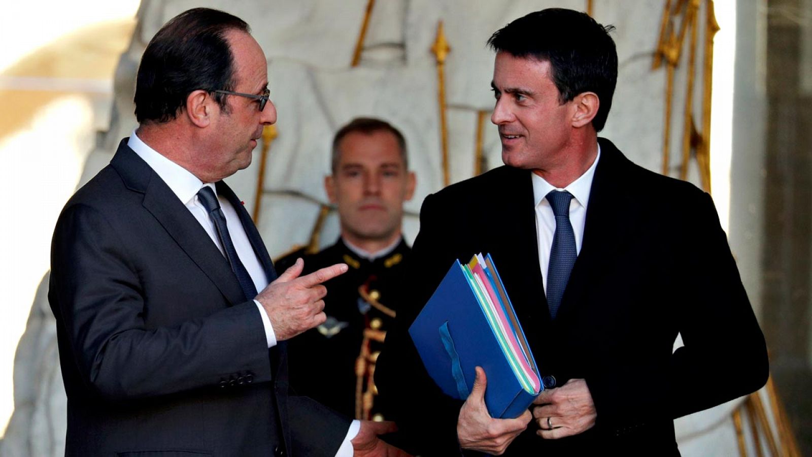 El presidente francés, Françóis Hollande (a la izquierda), charla con el primer ministro, Manuel Valls
