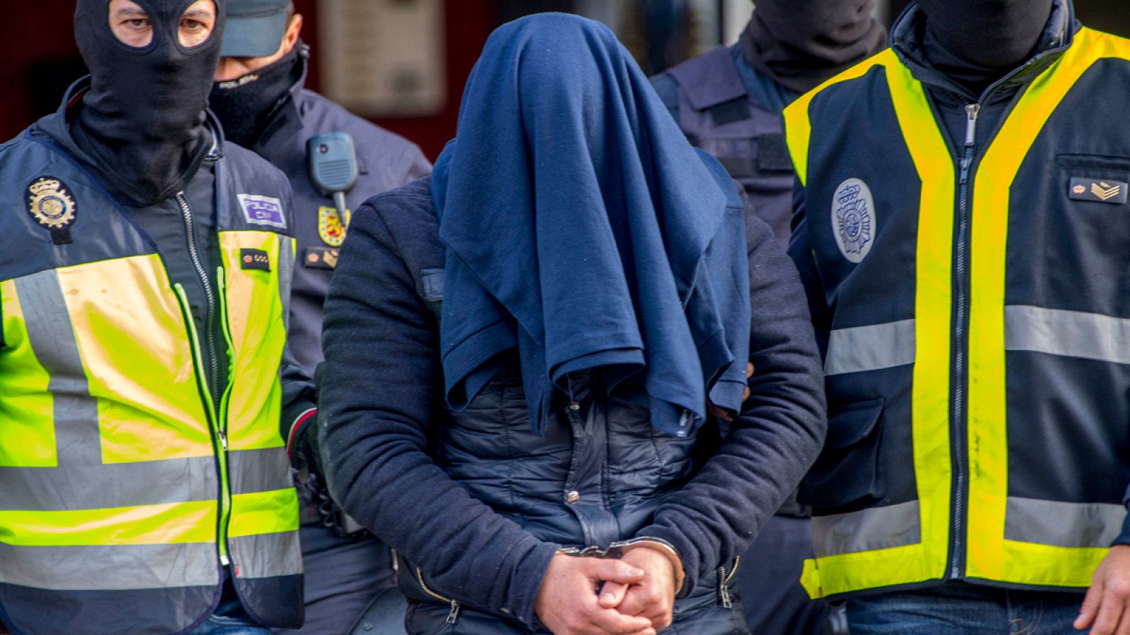 Agentes de la Policía Nacional trasladan al presunto yihadista detenido en Aranjuez