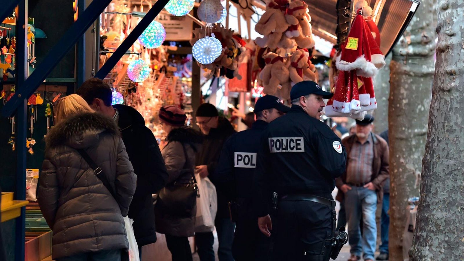 Dos policías patrullan en el mercado navideño de Estrasburgo, en Francia