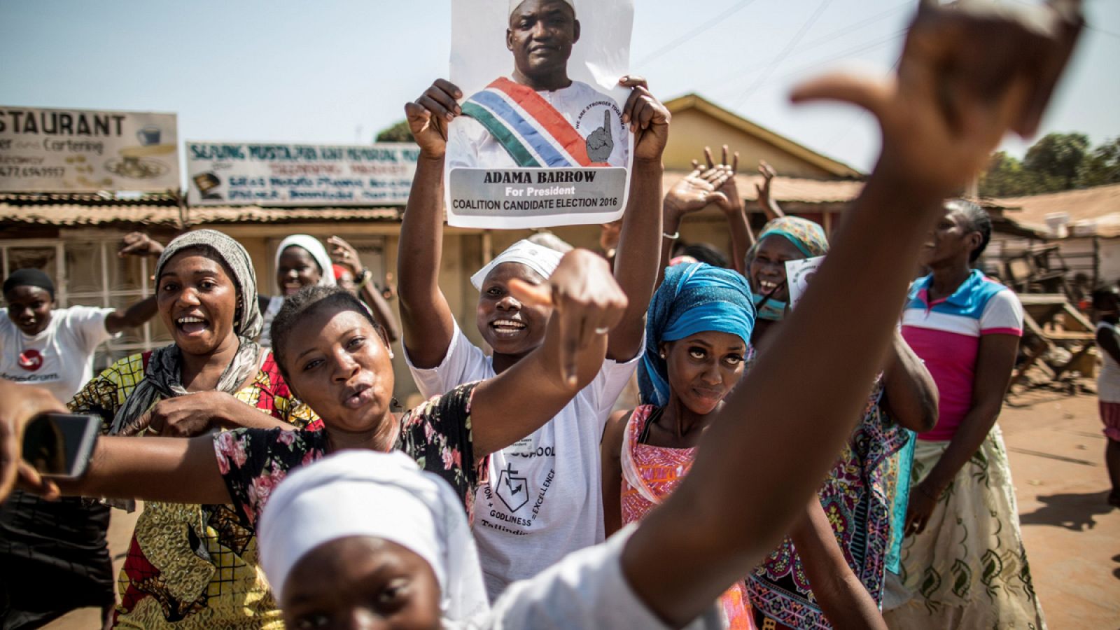 La población celebra la victoria del opositor Adama Barrow tras las elecciones presidenciales del jueves