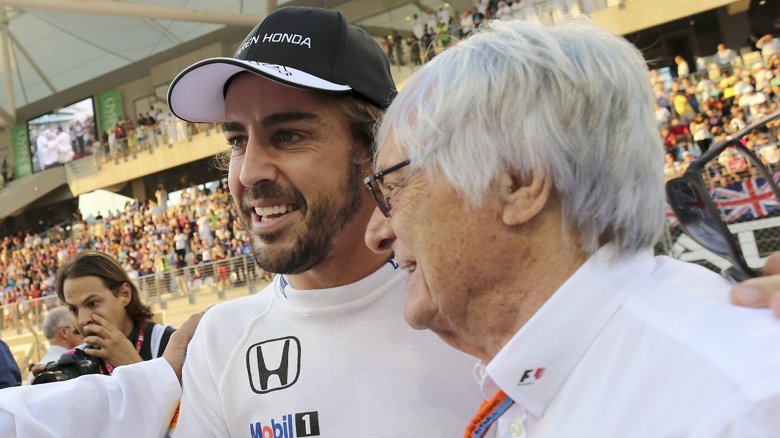 Fernando Alonso conversa con Bernie Ecclestone en Abu Dabi 2015