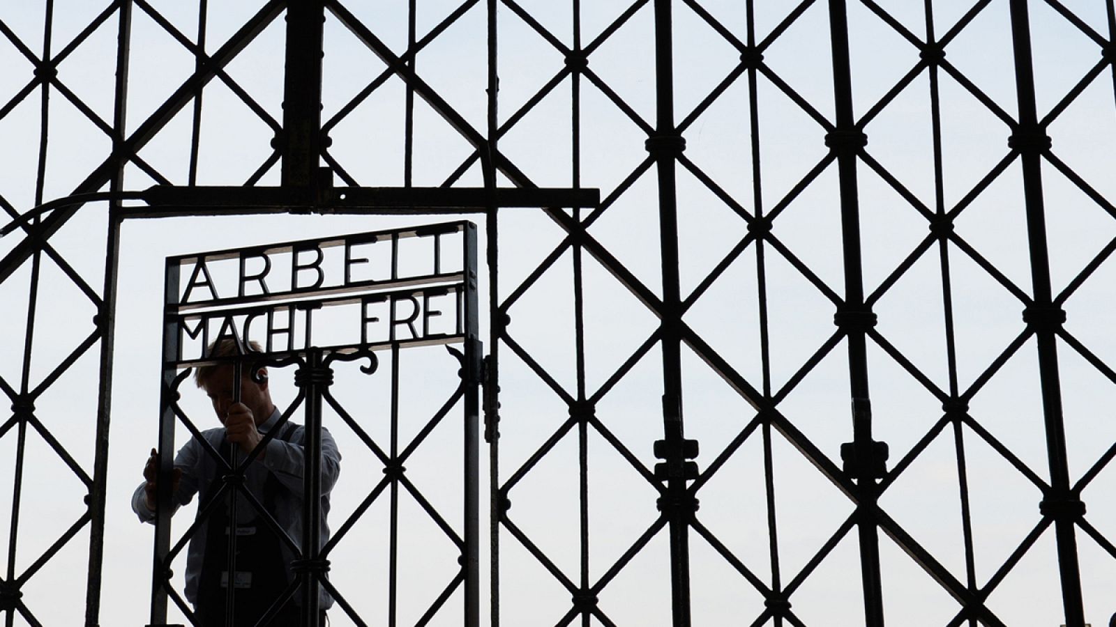 Imagen del 29 de abril de 2015 del portalón de la entrada del campo de concentración de Dachau.