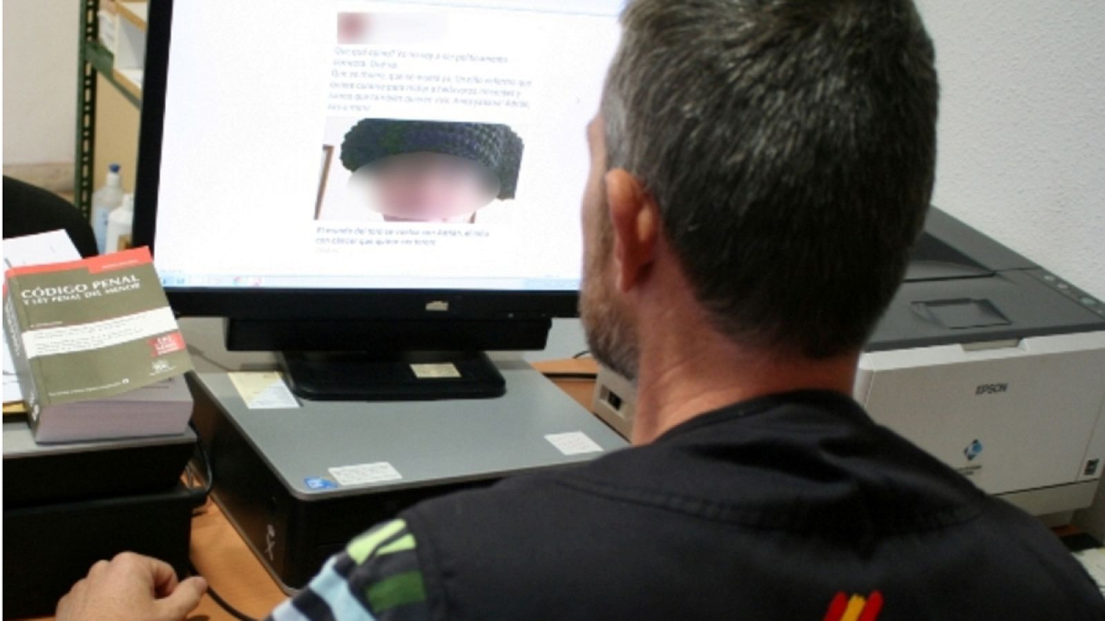 Un Guardia Civil observa los comentarios injuriosos hechos a un niño en internet.