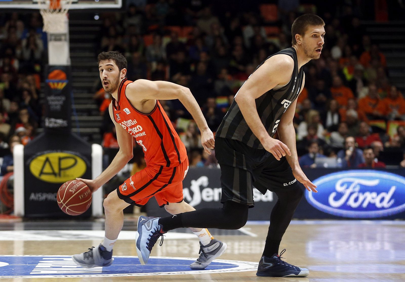 El jugador del Valencia Basket Guillem Vives (i) ante Ivan Buva, del Bilbao Basket