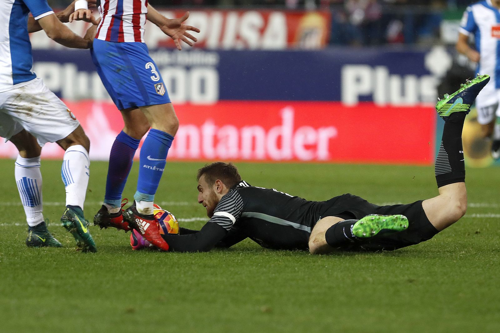 Oblak interviene ante el delantero del Espanyol Hernán Arsenio Pérez